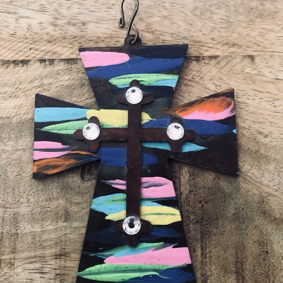 Painted metal cross that could be a wall hanging, Xmas tree ornament, or pendant - Picture 9 of 9